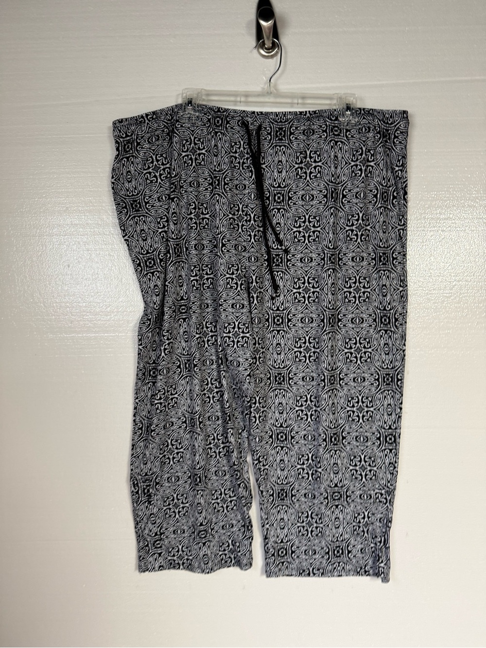 Cuddl Duds Smart Comfort Women’s 2X Black White Print Capri Crop Pants Stretch